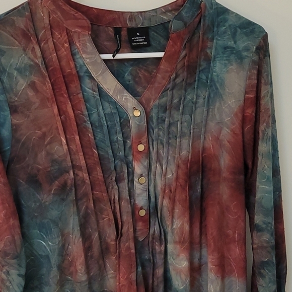 3/$30 NEW DIRECTIONS Rust Tie Dye V-Neck Handkerchief Sharkbite Tunic - Picture 5 of 8